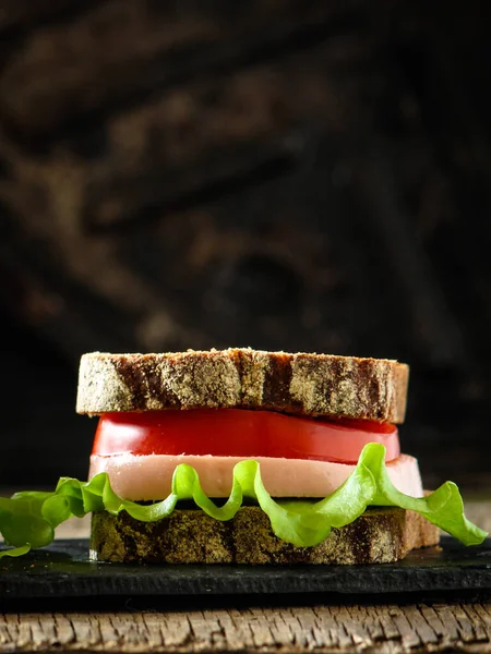 Sanduíche Com Salsicha Tomate Alface — Fotografia de Stock