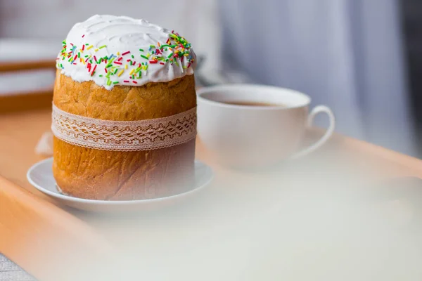 用糖霜和洒水装饰的美味传统复活节蛋糕的特写 — 图库照片