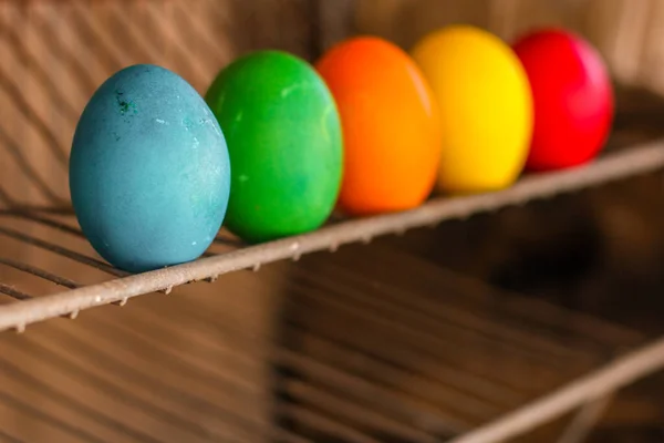 Barevné Velikonoční Vajíčka Řadě Dřevěném Pozadí — Stock fotografie