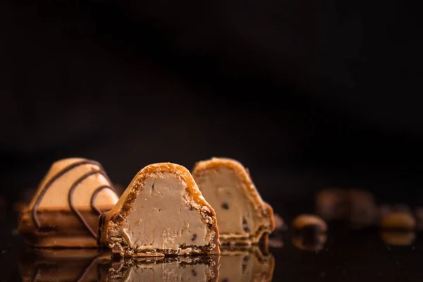 Vista Close Doces Chocolate Deliciosos Fundo Preto — Fotografia de Stock