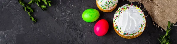 Nahaufnahme Von Leckeren Osterkuchen Und Bunten Eiern Auf Dunklem Hintergrund — Stockfoto