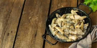 Tavada baharat ve şifalı mantar. 