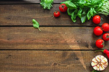 Tahta arka planda taze domates ve fesleğen. en üstteki görünüm.