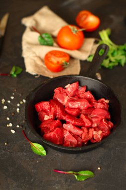 Çiğ et yakın mesafede.