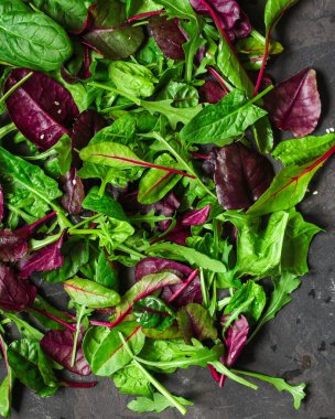 Koyu taş arka planda yeşiller karışır