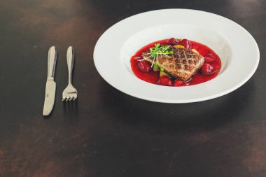 Çilek soslu ızgara biftek.