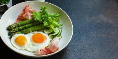 Sebzeli ve jambonlu ev yapımı yumurta