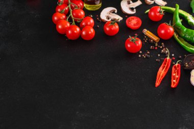 Siyah arka planda taze sebzeler 