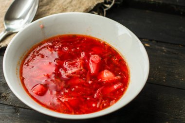 Kırmızı domates çorbası borş taze ilk yemek. 