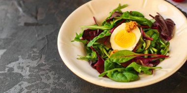 Yeşiller haşlanmış yumurta, yarısı hardal karışımı.