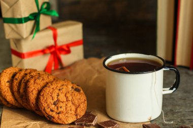 Çayı metal bardakta, kurabiyeleri de kırsal alanda.