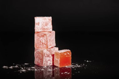 Türk lokumu, siyah arka planda tatlılar (tatlı tatlılar) lokum. Yemek geçmişi. Yakın çekim görüntüsü. Boşluğu kopyala