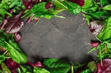 Yapraklar birbirine karışır