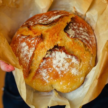 Taze pişmiş ekmeği kapat.