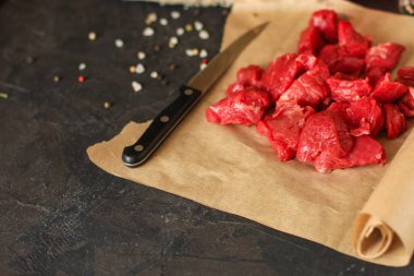 Çiğ et yakın mesafede.