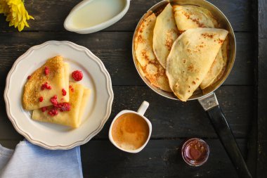 Donmuş ahududu ve kahveyle krep.