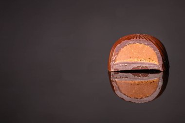 Siyah arka planda tatlı çikolata şekerlerinin yakın plan görüntüsü