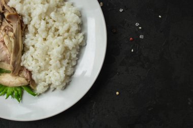 Siyah arka planda tavuklu pilav