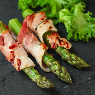 Jambon ve marullu kuşkonmaz.