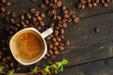 Kahve fincanını kapayın ve tahtadan arka planda tohumlar olsun.