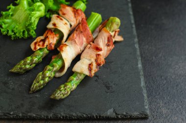 Jambon ve marullu kuşkonmaz.