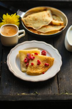 Donmuş ahududu ve kahveyle krep.