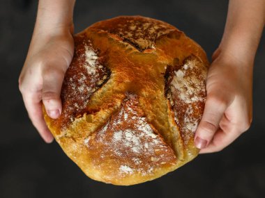 Taze pişmiş ekmeği kapat.