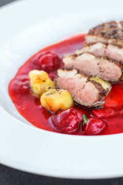 Çilek soslu ızgara biftek.