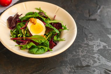 Yeşiller haşlanmış yumurta, yarısı hardal karışımı.