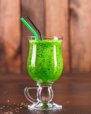 Cam bardakta yeşil elma püresi