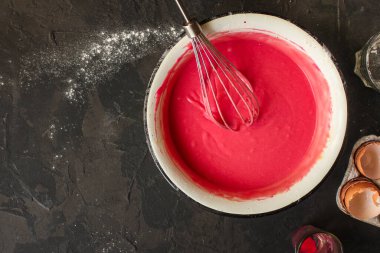 Çiğ pembe hamur kekleri hazırlama 