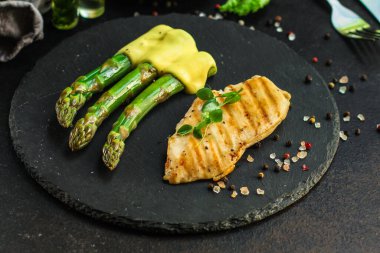 Koyu arkaplanda kuşkonmaz olan bir balık parçası.