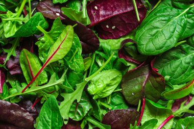 Koyu taş arka planda yeşiller karışır