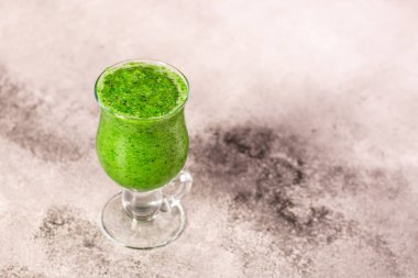 Cam bardakta yeşil elma püresi