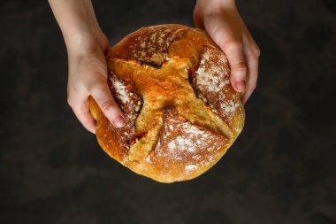 Taze pişmiş ekmeği kapat.