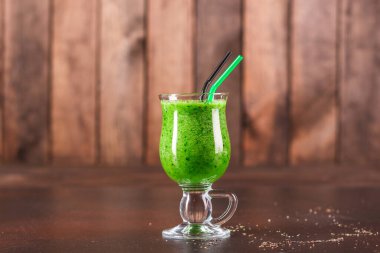 Cam bardakta yeşil elma püresi