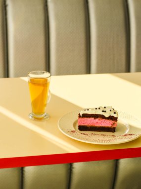 Pastayı tabağa koy. 