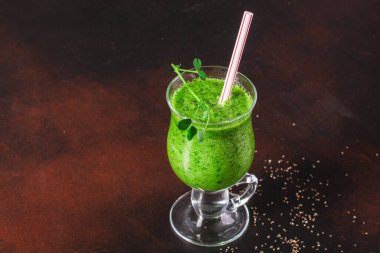 Cam bardakta yeşil elma püresi