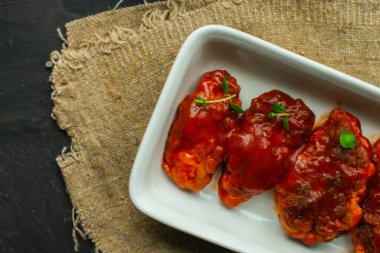 Soslu kızarmış tavuk kanadı ve domates.