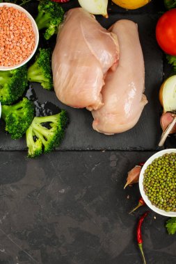 Koyu taşlı arka planda malzemeli tavuk filetosu.