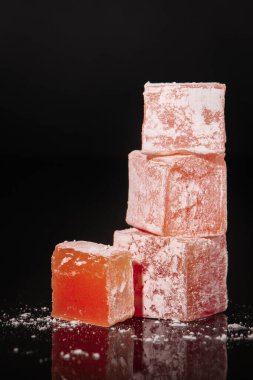 Türk lokumu, siyah arka planda tatlılar (tatlı tatlılar) lokum. Yemek geçmişi. Yakın çekim görüntüsü. Boşluğu kopyala