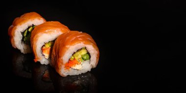 Siyah arka planda lezzetli suşinin yakın plan görüntüsü.