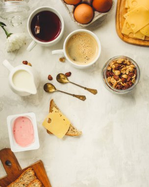 Kahvaltı için servis edilen masadaki üst manzara. 