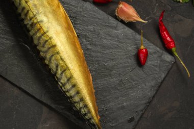 Esmer taş zemin üzerinde tütsülenmiş ringa balığı