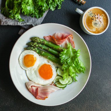 Sebzeli ve jambonlu ev yapımı yumurta