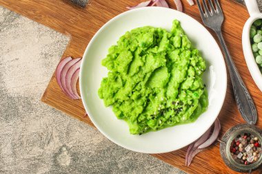 Yeşil bezelyeden yapılmış püre 