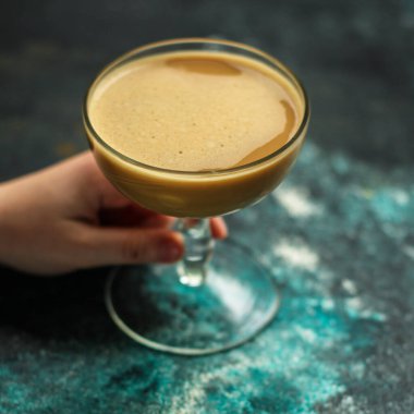 Bir bardak sıcak kahve. Yakın çekim.