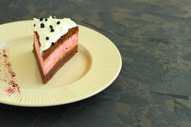 Pastayı tabağa koy. 