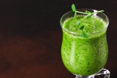 Cam bardakta yeşil elma püresi