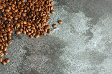 Koyu arkaplanda kavrulmuş kahve çekirdekleri. en üstteki görünüm